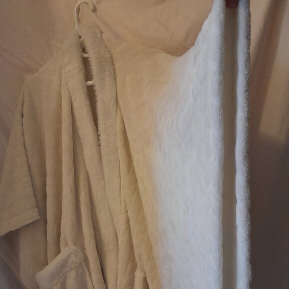 Macy's Charter Club Cozy Plush Wrap Wearable Poncho Shawl Blanket with Pockets - Picture 3 of 10